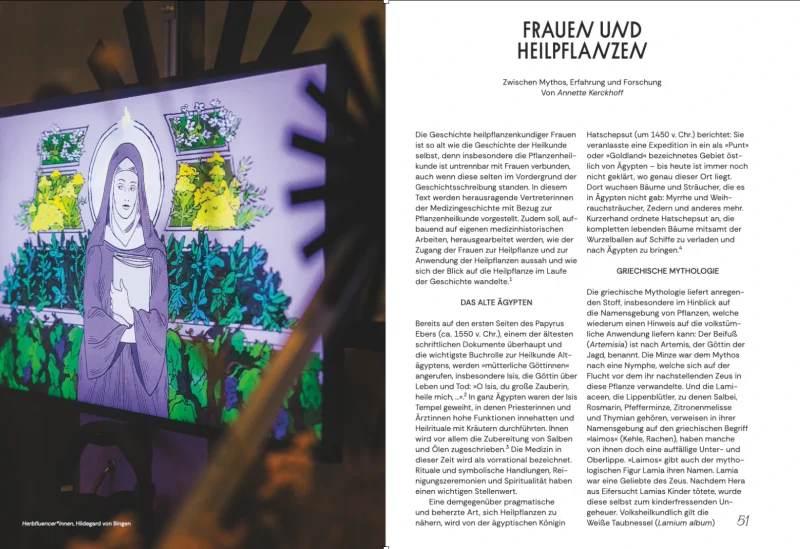 Kapitelauftakt &raquo;Frauen und Heilpflanzen&laquo; von Annette Kerckhoff, links das Foto einer Ausstellungsprojektion